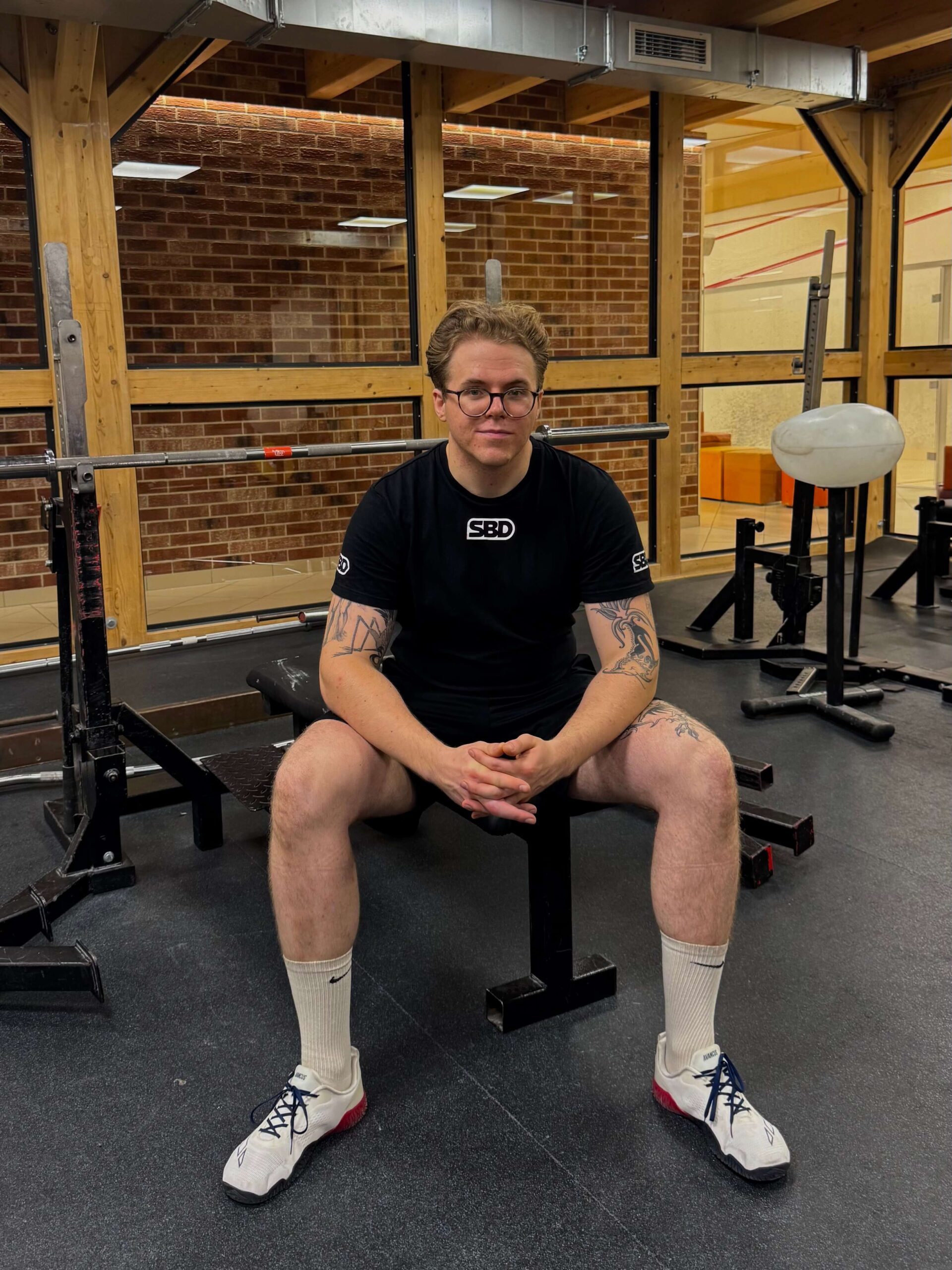 Trener personalny siedzi na ławce