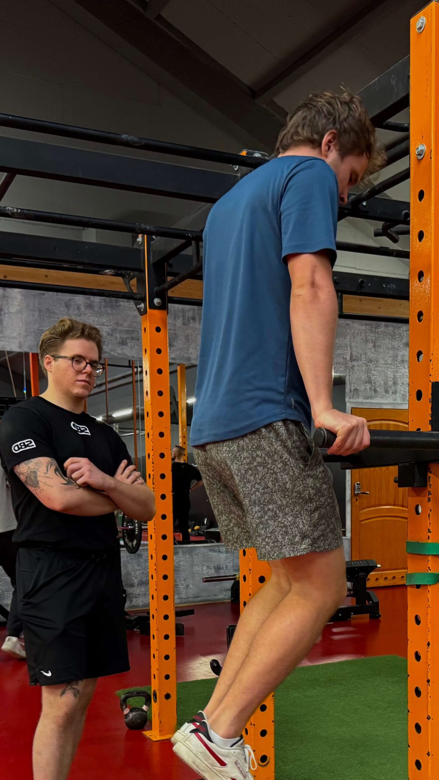 Trener personalny trenuje swojego podopiecznego