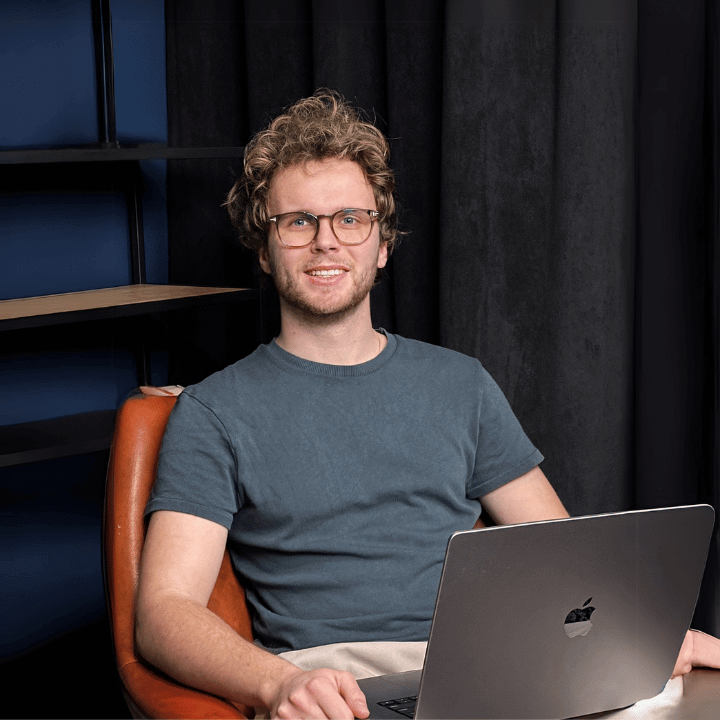 Młody chłopak na fotelu z laptopem